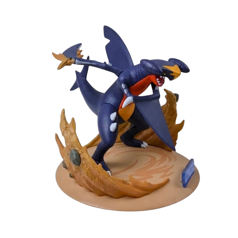 Figurine de collection Carchacrok Pokémon avec des détails soignés et des couleurs fidèles.