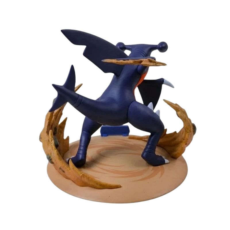 Figurine Carchacrok Pokémon avec son corps bleu foncé et ses nageoires caractéristiques.