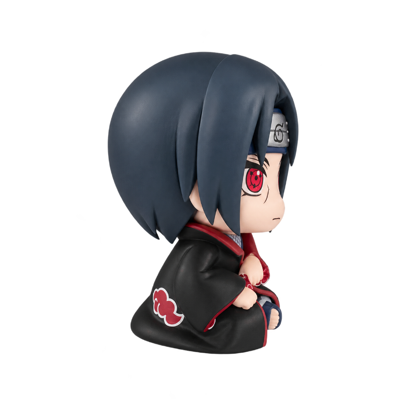 Figura kawaii de Itachi Uchiha, el famoso personaje de Naruto.