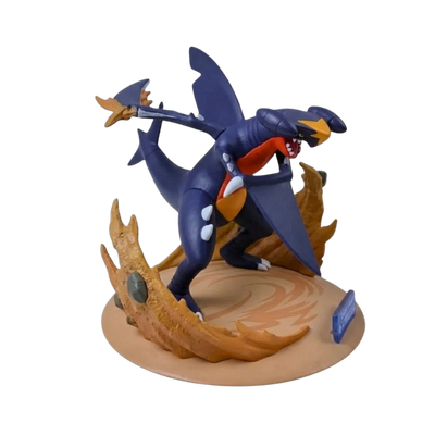 Figurine de collection Carchacrok Pokémon avec des détails soignés et des couleurs fidèles.