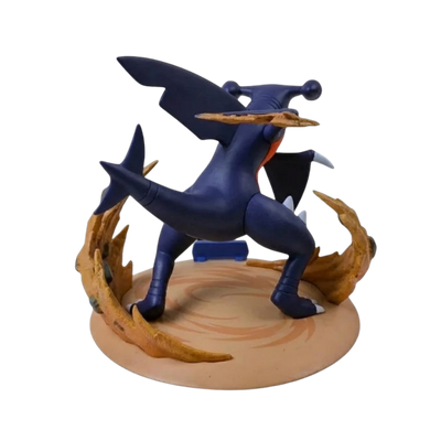 Figurine Carchacrok Pokémon avec son corps bleu foncé et ses nageoires caractéristiques.