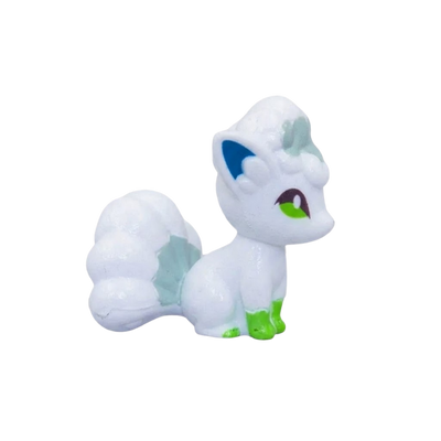 Figurine Goupix avec ses petites pattes, ses oreilles pointues et son apparence de renard.