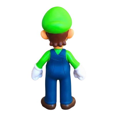 Figura de Luigi con un acabado detallado para coleccionistas.
