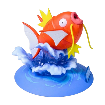 Figurine Magicarpe Pokémon avec son corps orange et ses nageoires jaunes caractéristiques.