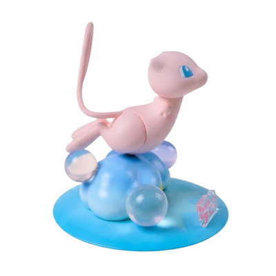 Figurine Mew Pokémon avec ses grands yeux bleus et son corps rose caractéristique.