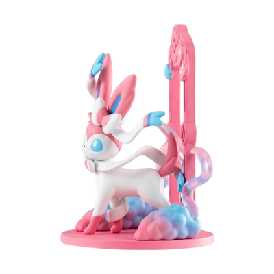 Figurine Pokémon représentant Nymphali dans une pose élégante.