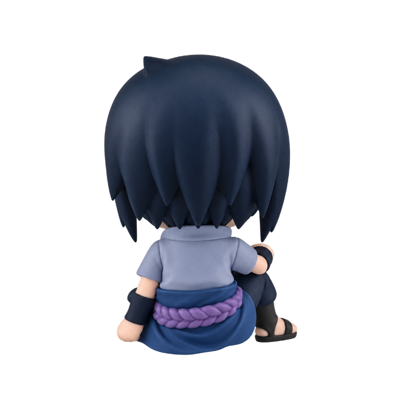 Figura kawaii de Sasuke Uchiha, el famoso personaje de Naruto.